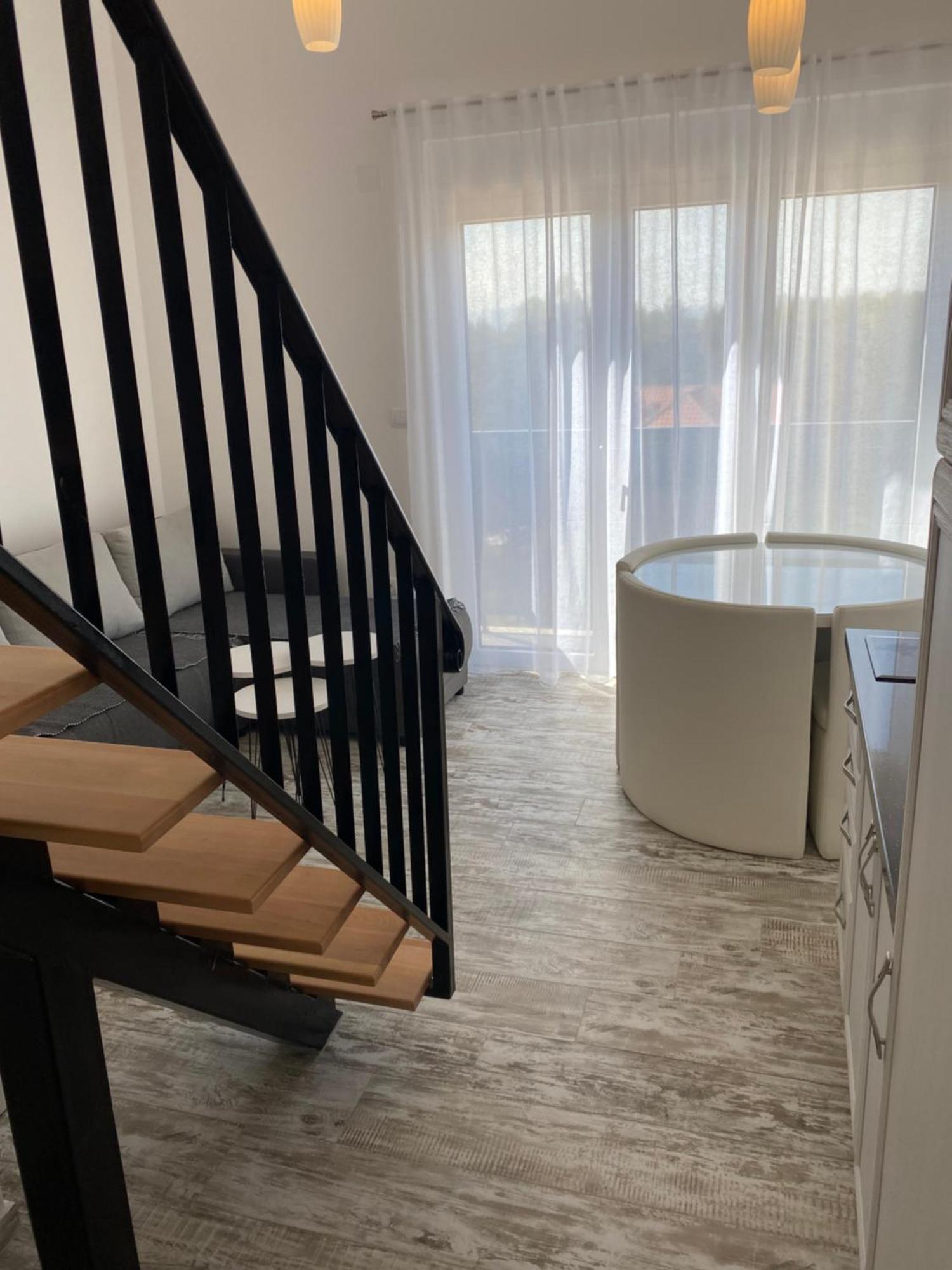 Leona F3 Apartment *